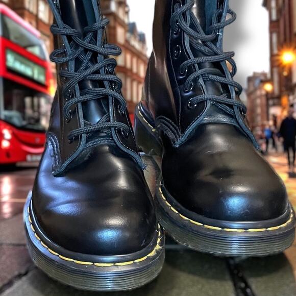 Women's Size 8 DR. MARTENS Classic 1460W Black Smooth Leather Combats Boots EUC - Picture 1 of 11
